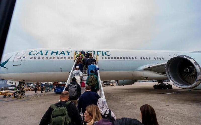 全球航空业遭遇双重打击，燃油价格暴涨叠加航线中断；长途航班成本显著抬升，旅客需谨慎规划出行路径。