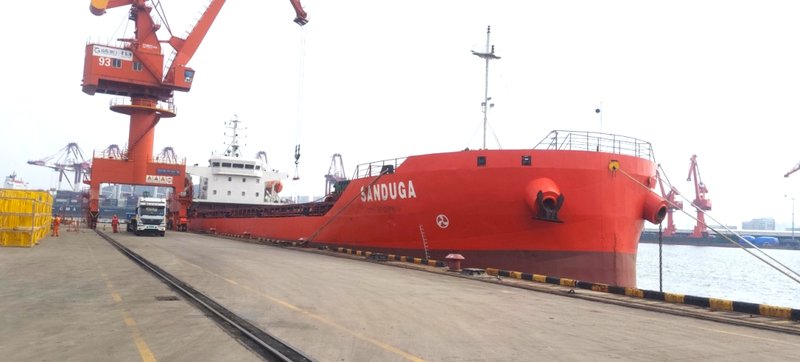 双向航线开启新篇，青岛港连接中俄贸易链；满载而归，助力产业腾飞。