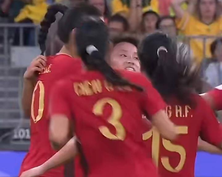  绿茵场上的灵动之光，张琳艳关键时刻破局突围 体育新闻