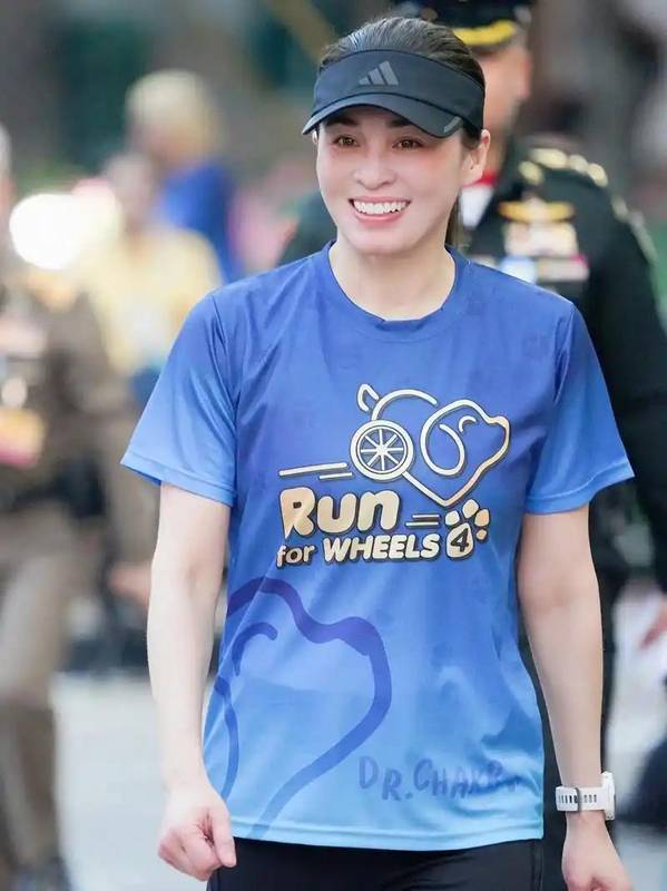  那个总被嘲笑“香肠嘴”的国王，其实藏着三十年的容貌心结 情感心理