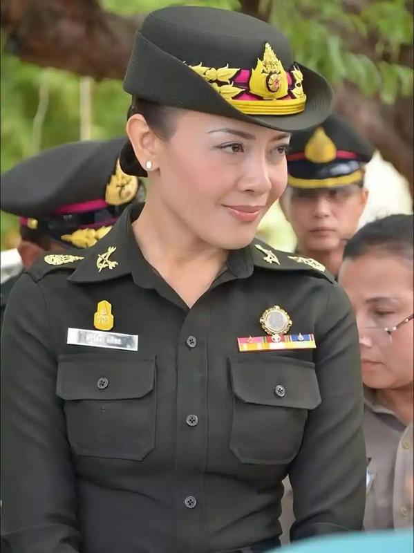  那个总被嘲笑“香肠嘴”的国王，其实藏着三十年的容貌心结 情感心理