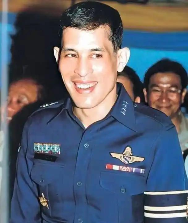  那个总被嘲笑“香肠嘴”的国王，其实藏着三十年的容貌心结 情感心理