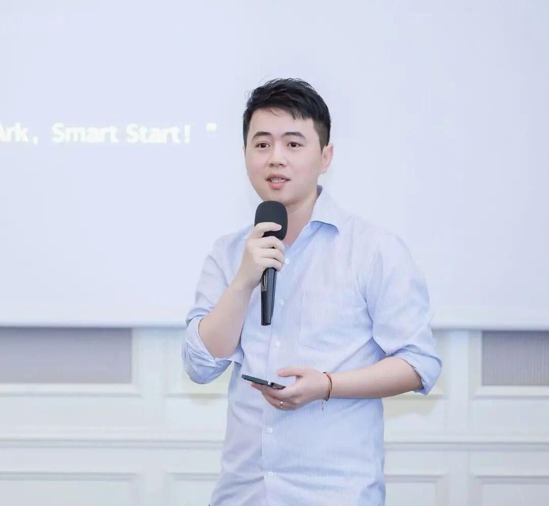 【深度解析】端到端路线如何重塑AI硬件：曾晓东与无界方舟的OS野望