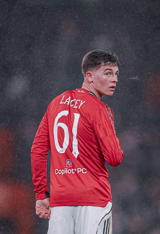  那个差点错过世界杯的少年，如今站上了梦剧场的舞台中央 体育新闻